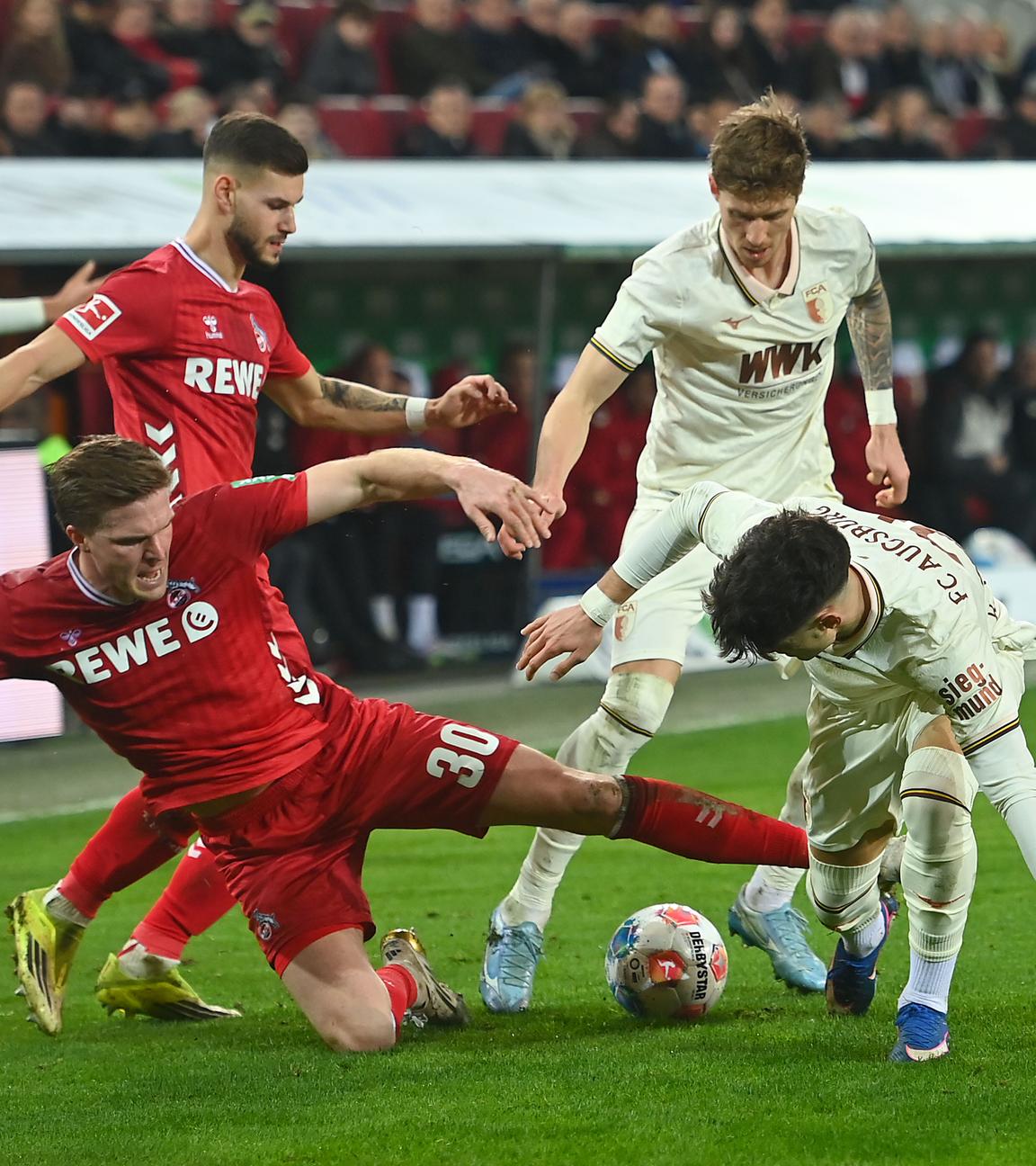 Tom Krauss, Marius Buelter und Rodrigo Duarte Ribeiro am 27.02.2026 im Zweikampf. 