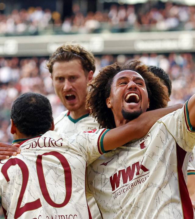 Alexis Claude-Maurice, Michael Gregoritsch und Han-Noah Massengo vom FC Augsburg bejubeln den Treffer zum 1:3 in der Bundesligapartie gegen Eintracht Frankfurt