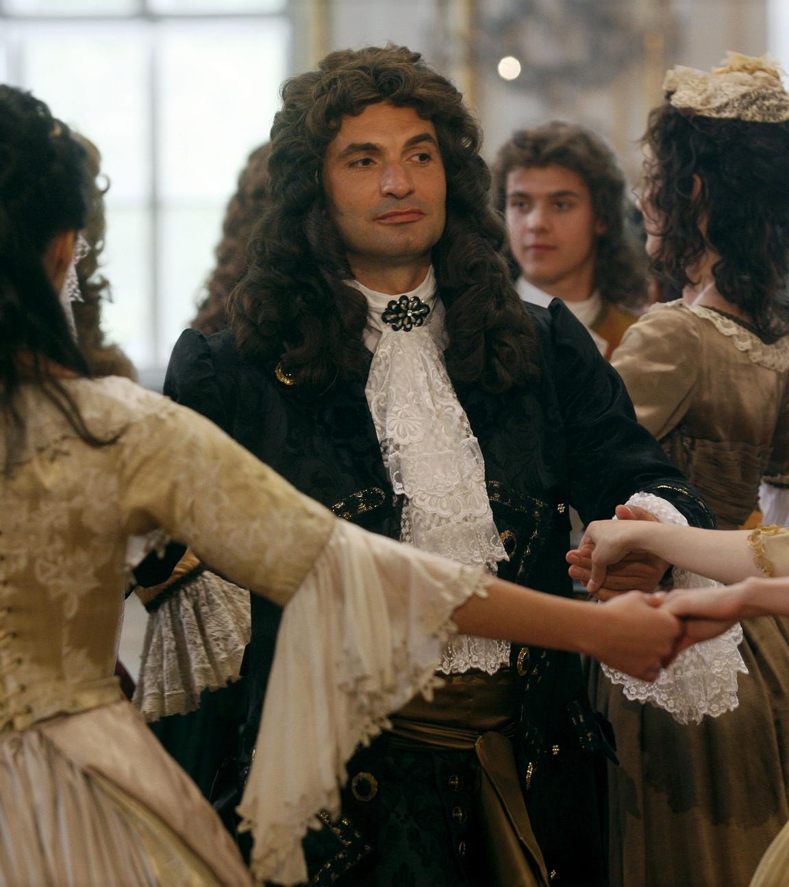 Die Deutschen I, Staffel 2, Teil 6- August der Starke und die Liebe, Szene August auf einem Ball