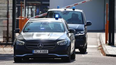 Fahrzeuge verlassen am 7. Oktober 2026 den Bundesgerichtshof in Karlsruhe.