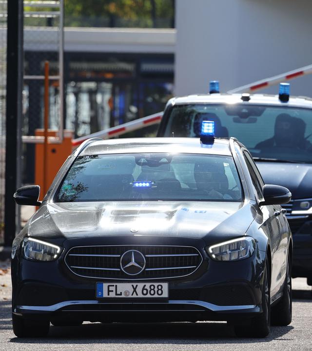 Fahrzeuge verlassen am 7. Oktober 2026 den Bundesgerichtshof in Karlsruhe.