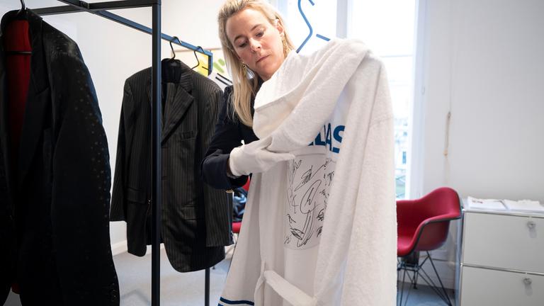 Bei einer Vorbesichtigung vor einer Auktion von persönlichen Gegenständen des 2014 gestorbenen Sängers Udo Jürgens wird ein Bademantel mit den Unterschriften von Spielern der Fußball-Nationalmannschaft von 2014 gezeigt.