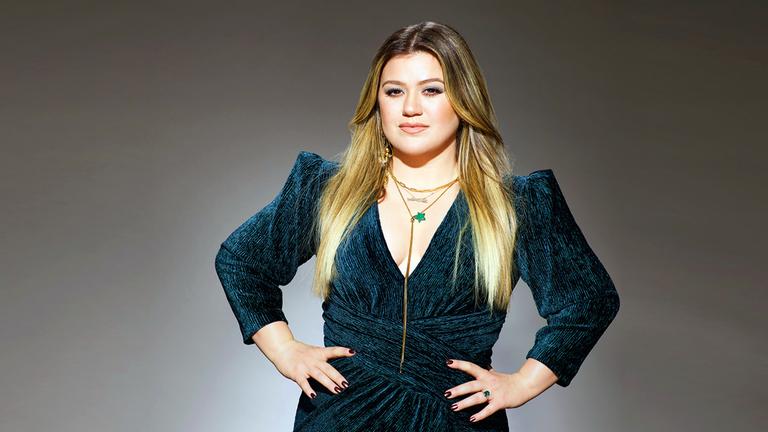 Kelly Clarkson ist posierend zu sehen.