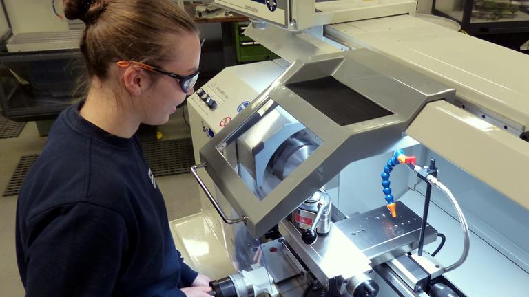 Eine Auszubildende wird zur Industriemechanikerin ausgebildet