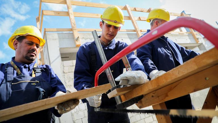 Der syrische Flüchtling Ali Scharqi (M) lernt am 01.09.2016 in ingolstadt (Bayern) den wiederaufbau von Häusern