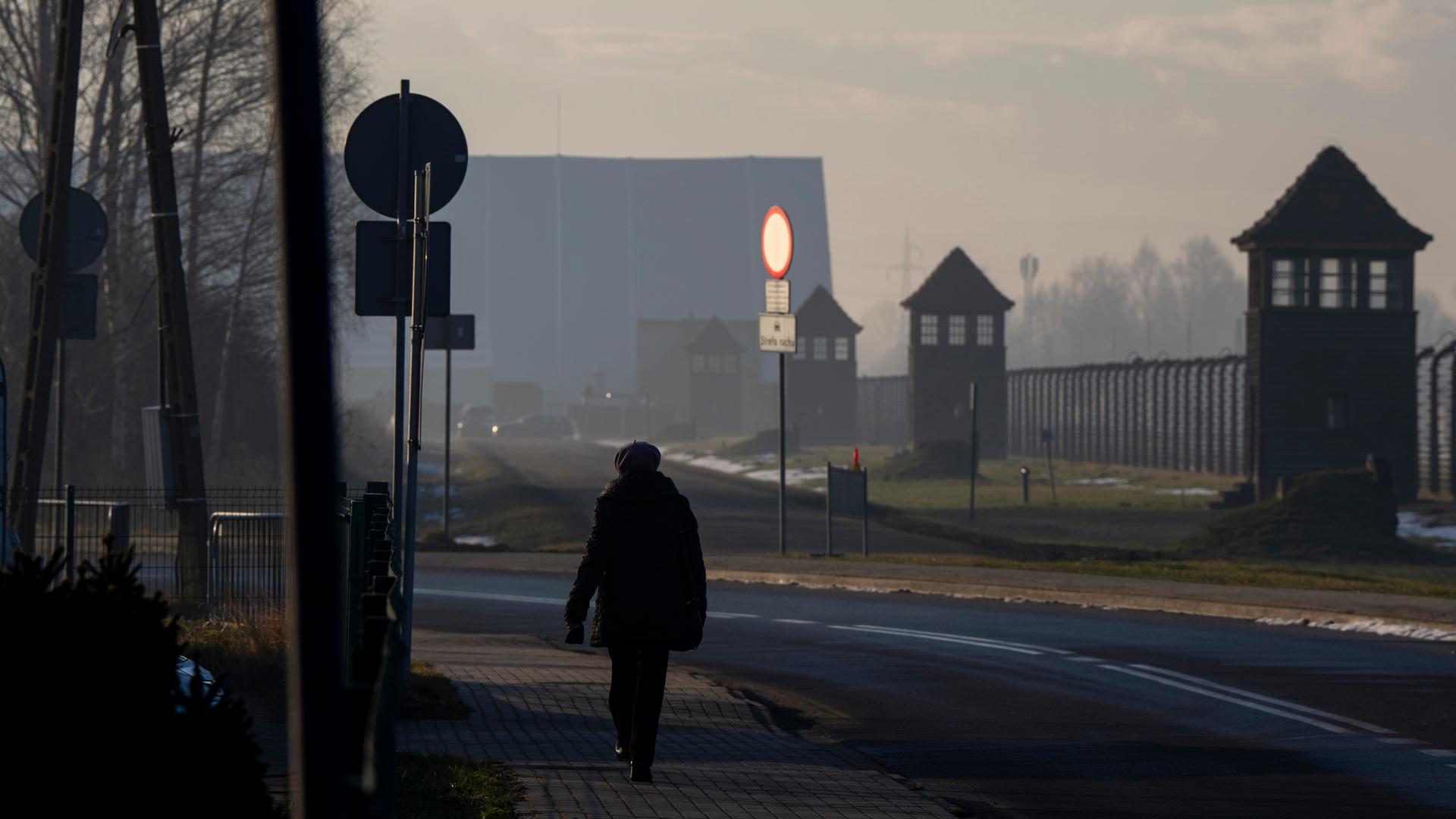 Eine Frau spaziert vor dem ehemaligen deutschen Konzentrations- und Vernichtungslager Auschwitz-Birkenau in Oswiecim, Polen, einen Tag vor dem 80. Jahrestag seiner Befreiung.