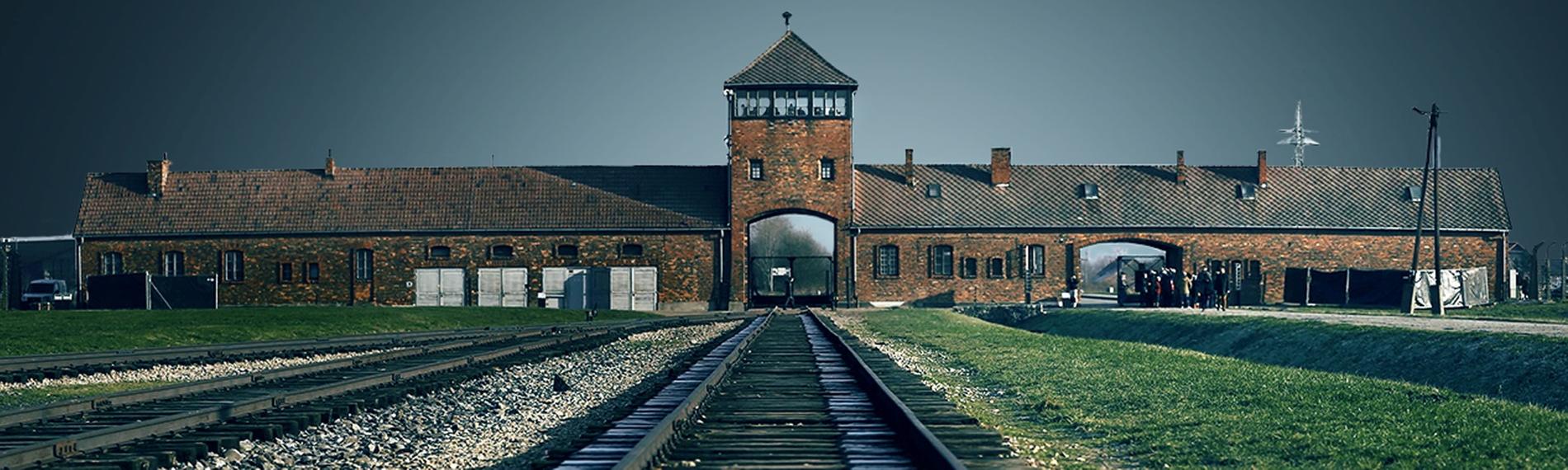 Schienen, die zum Eingang des Lagers Auschwitz führen