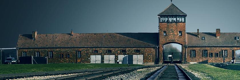 Schienen, die zum Eingang des Lagers Auschwitz führen