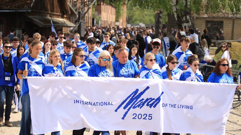 Menschen nehmen am 24. April 2025 am „Marsch der Lebenden“ im ehemaligen deutschen Nazi-Vernichtungslager Auschwitz-Birkenau in Oswiecim, Südpolen, teil.