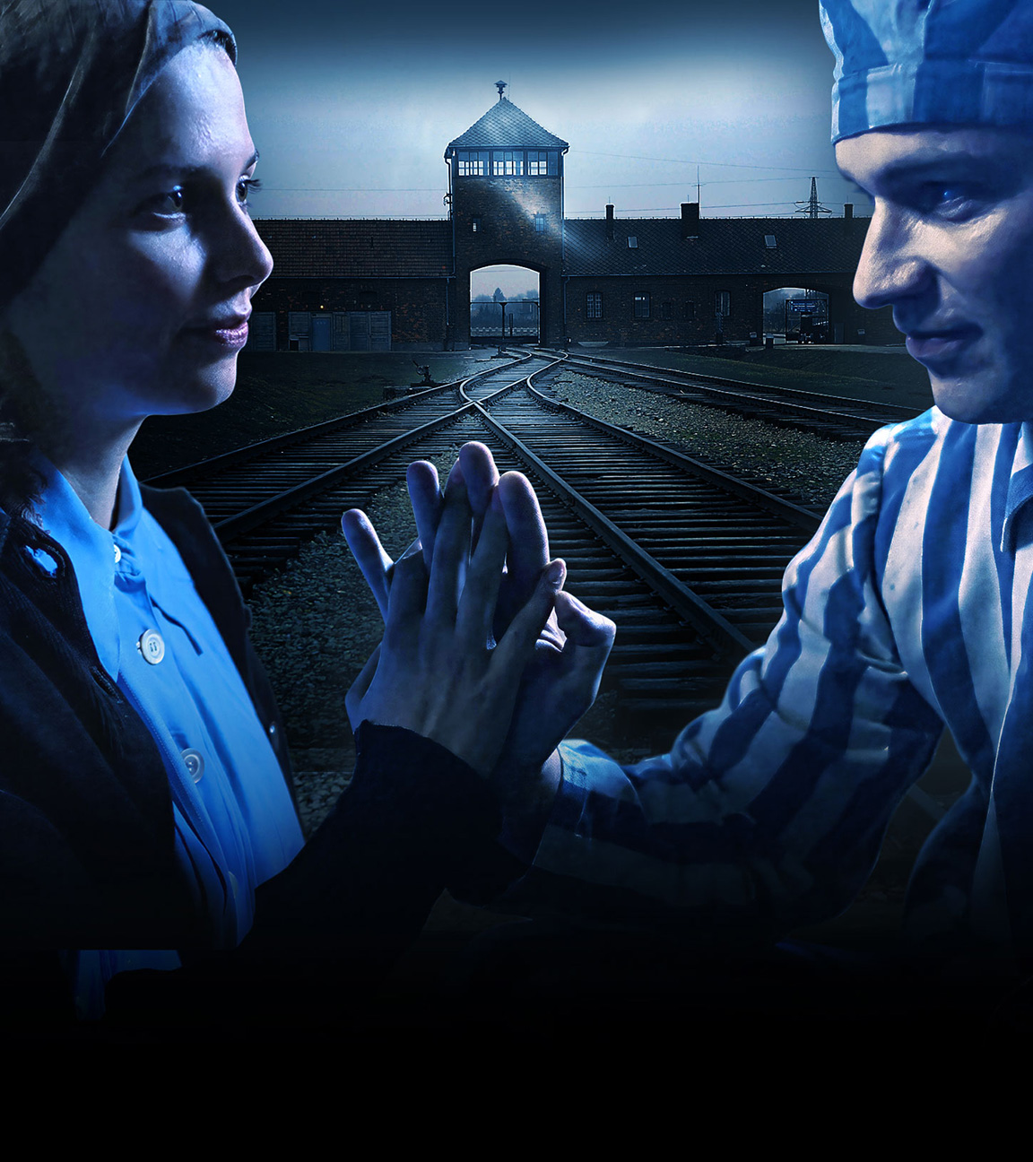 Im Vordergrund ein Liebespaar, das sich gegenüber sitzt und die Hände in Verbundeheit gegeneinander hält. Dahinter die Einfahrt zum KZ Ausschwitz