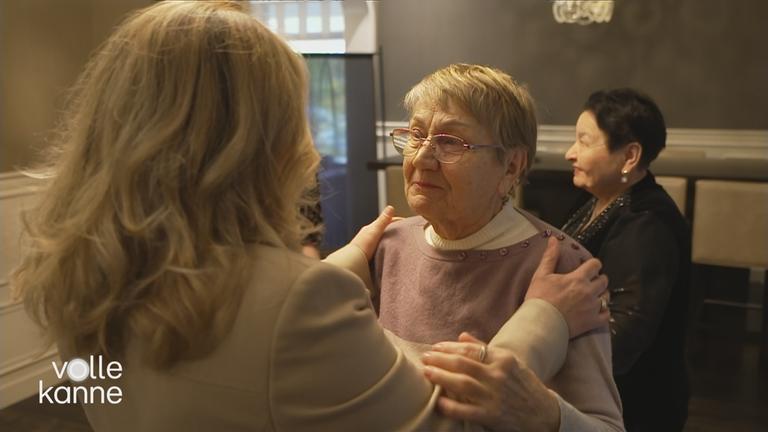 Zwei Frauen stehen sich gegenüber