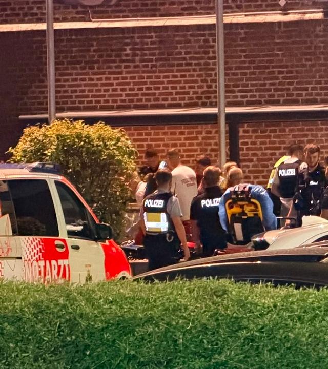 Nordrhein-Westfalen, Essen: Ein Noterstfahrzeug und Einsatzkräfte stehen in der Nähe eines mutmaßlichen Tatortes.