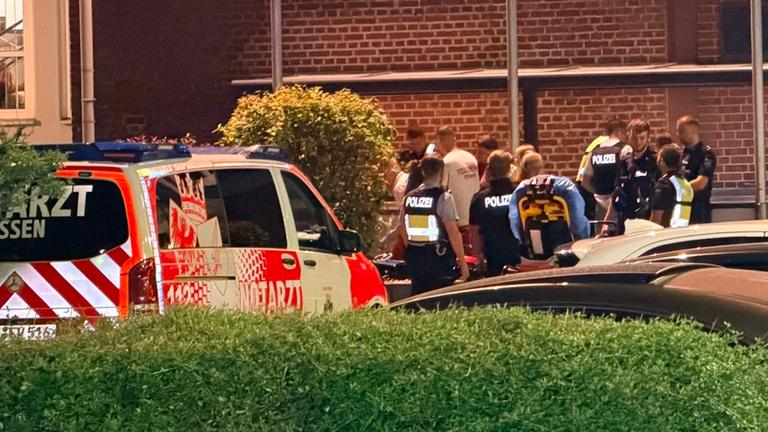 Nordrhein-Westfalen, Essen: Ein Noterstfahrzeug und Einsatzkräfte stehen in der Nähe eines mutmaßlichen Tatortes.
