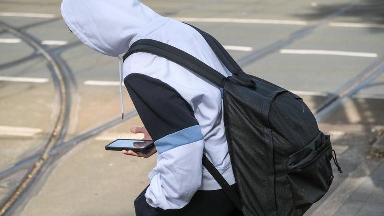 Symbolbild Handydiebstahl auf der Straße