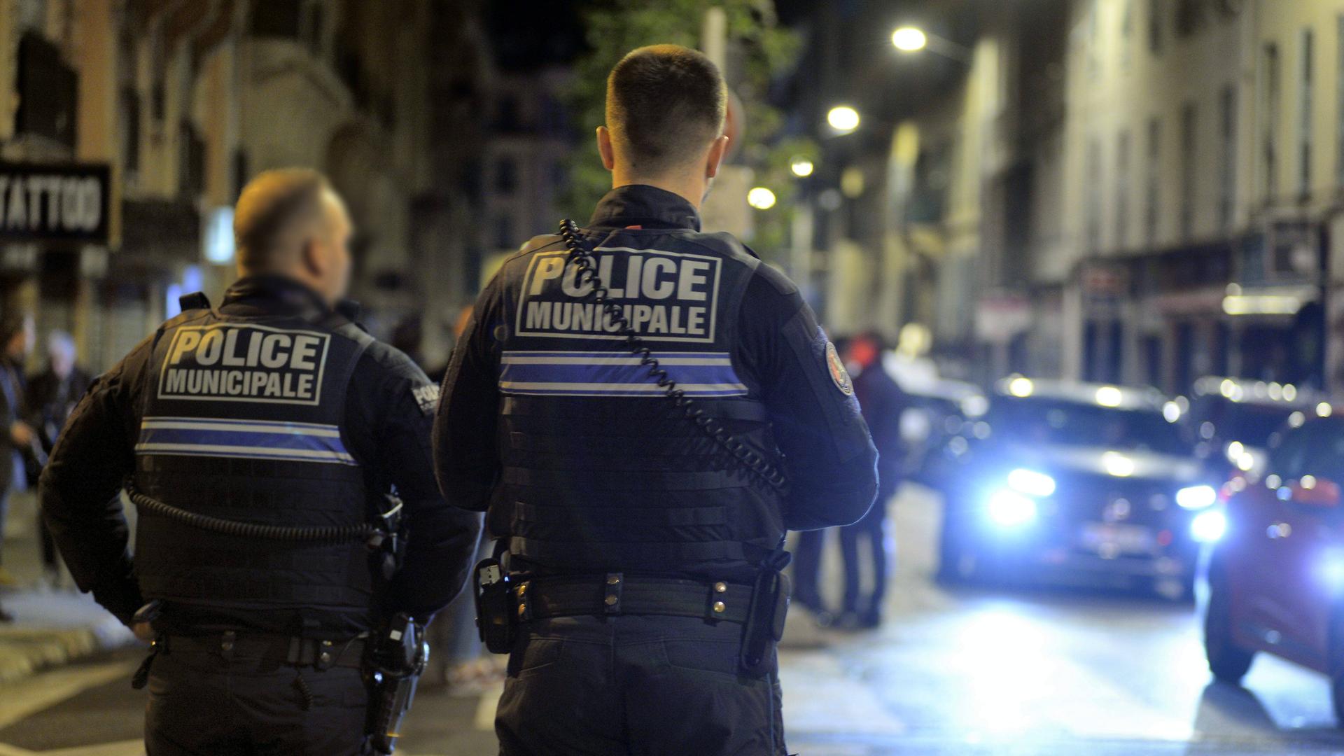 Französische Polizisten laufen durch die nächstliche Innenstadt Nizzas am 02.05.2024, um die Ausgangssperre für Kinder unter 13 Jahren zu kontrollieren. Nun soll das Alter sogar auf teilweise 18 Jahre angehoben werden.