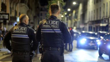 Französische Polizisten laufen durch die nächstliche Innenstadt Nizzas am 02.05.2024, um die Ausgangssperre für Kinder unter 13 Jahren zu kontrollieren. Nun soll das Alter sogar auf teilweise 18 Jahre angehoben werden.