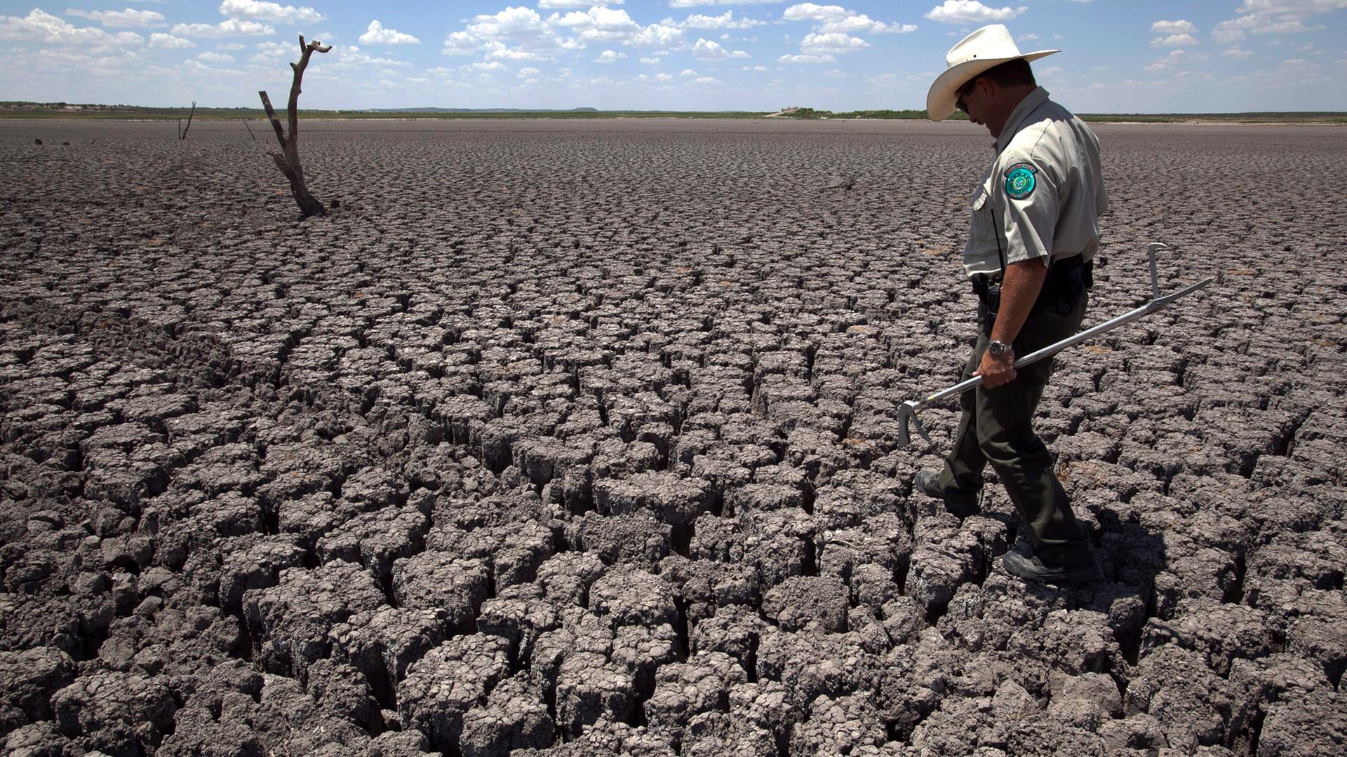 Ausgetrocknetes Flussbett in Texas, Archivbild