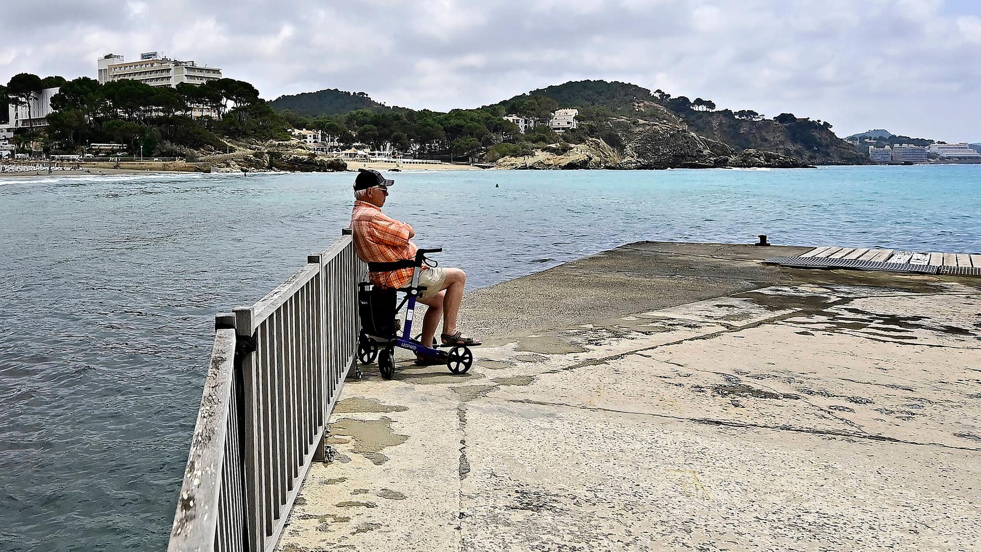 Ar5rchiv: Rentner am Mittelmeer in der Bucht von Palmira in Paguera auf der spanischen Baleareninsel Mallorca