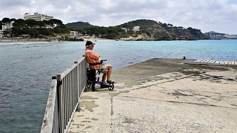Ar5rchiv: Rentner am Mittelmeer in der Bucht von Palmira in Paguera auf der spanischen Baleareninsel Mallorca