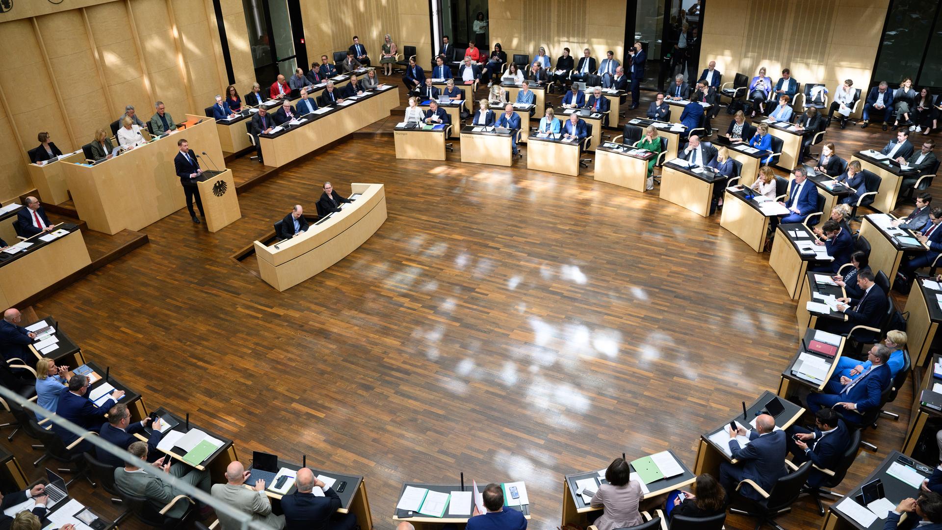 13.06.2025, Berlin: Michael Kretschmer (CDU), Ministerpräsident von Sachsen, spricht in der 1055. Plenarsitzung im Deutschen Bundesrat. 