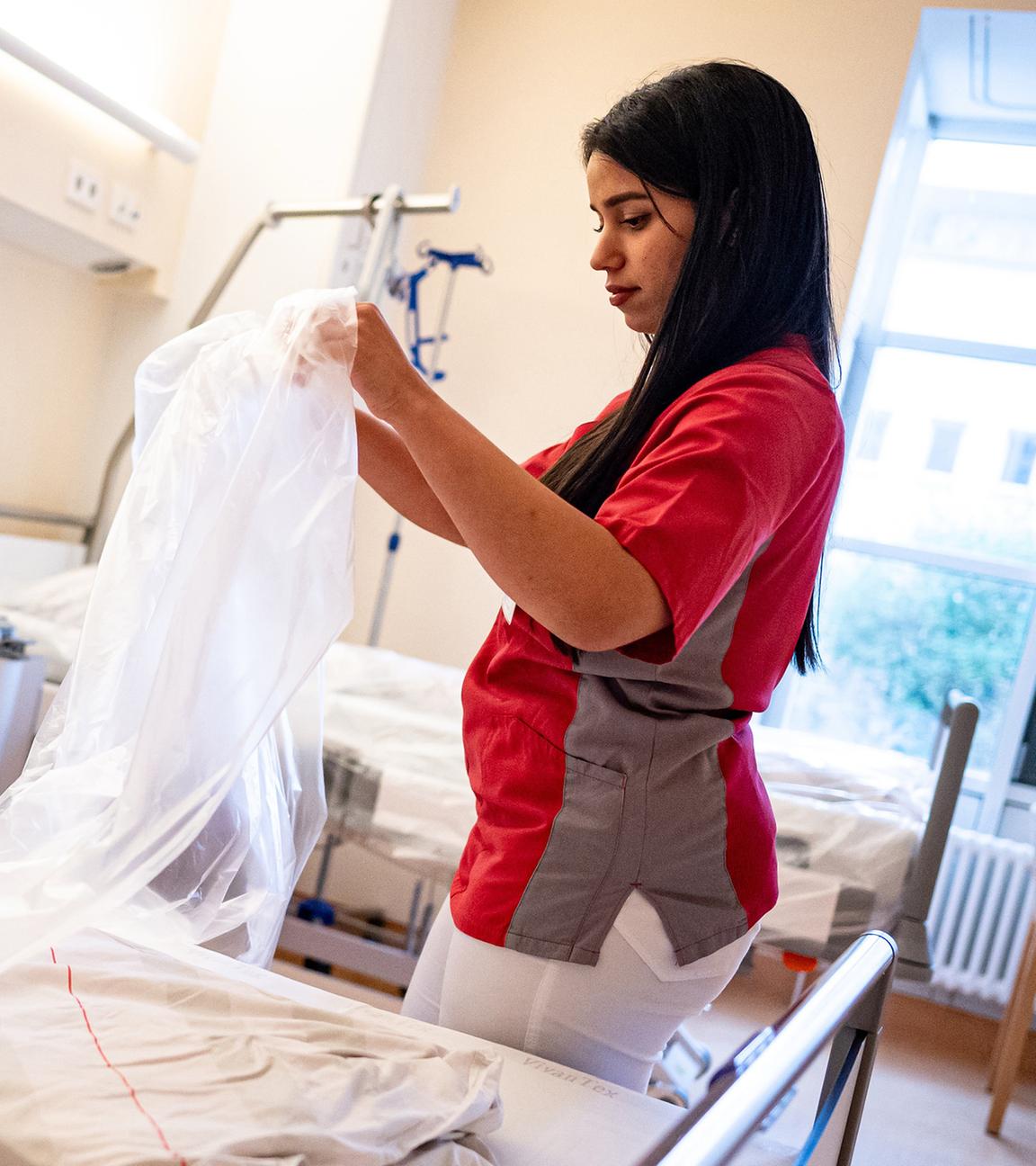 Ausländische Pflegerin bei der Arbeit