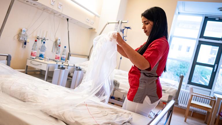 Ausländische Pflegerin bei der Arbeit