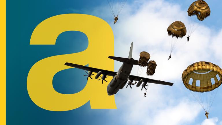 NATO-Soldaten springen bei einer Übung mit Fallschirmen ab