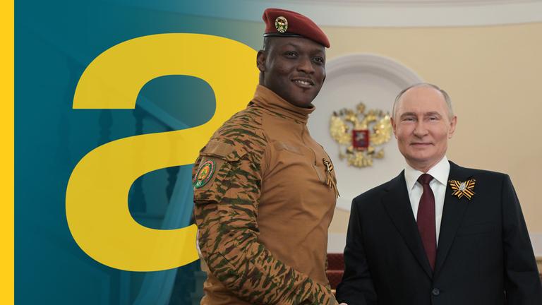 Wladimir Putin steht neben Burkina Fasos Staatschef Ibrahim Traoré