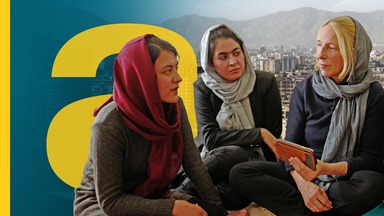 Krisenreporterin Katrin Eigendorf blickt hinter die Fassade des Taliban-Regimes. Sie hält ein Handy in der Hand und spricht mit zwei betroffenen Frauen, mit denen zusammensitzt.