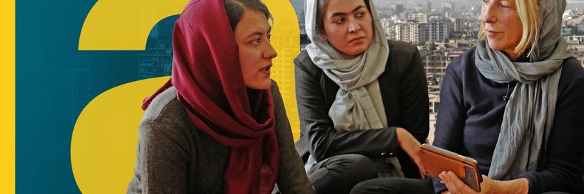Krisenreporterin Katrin Eigendorf blickt hinter die Fassade des Taliban-Regimes. Sie hält ein Handy in der Hand und spricht mit zwei betroffenen Frauen, mit denen zusammensitzt.