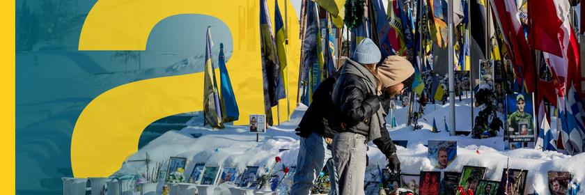 Menschen legen Blumen am Majdan Nesaleschnosti in Kiyv nieder. 