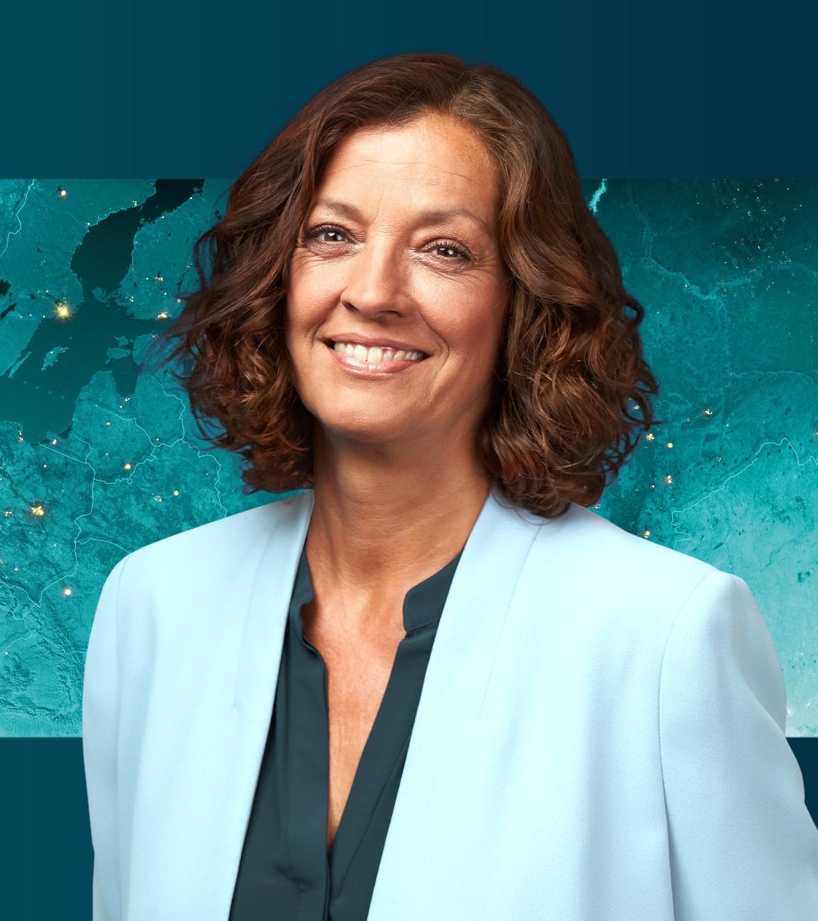 Moderatorin Antje Pieper lächelt in die Kamera, im Hintergrund eine Weltkarte.