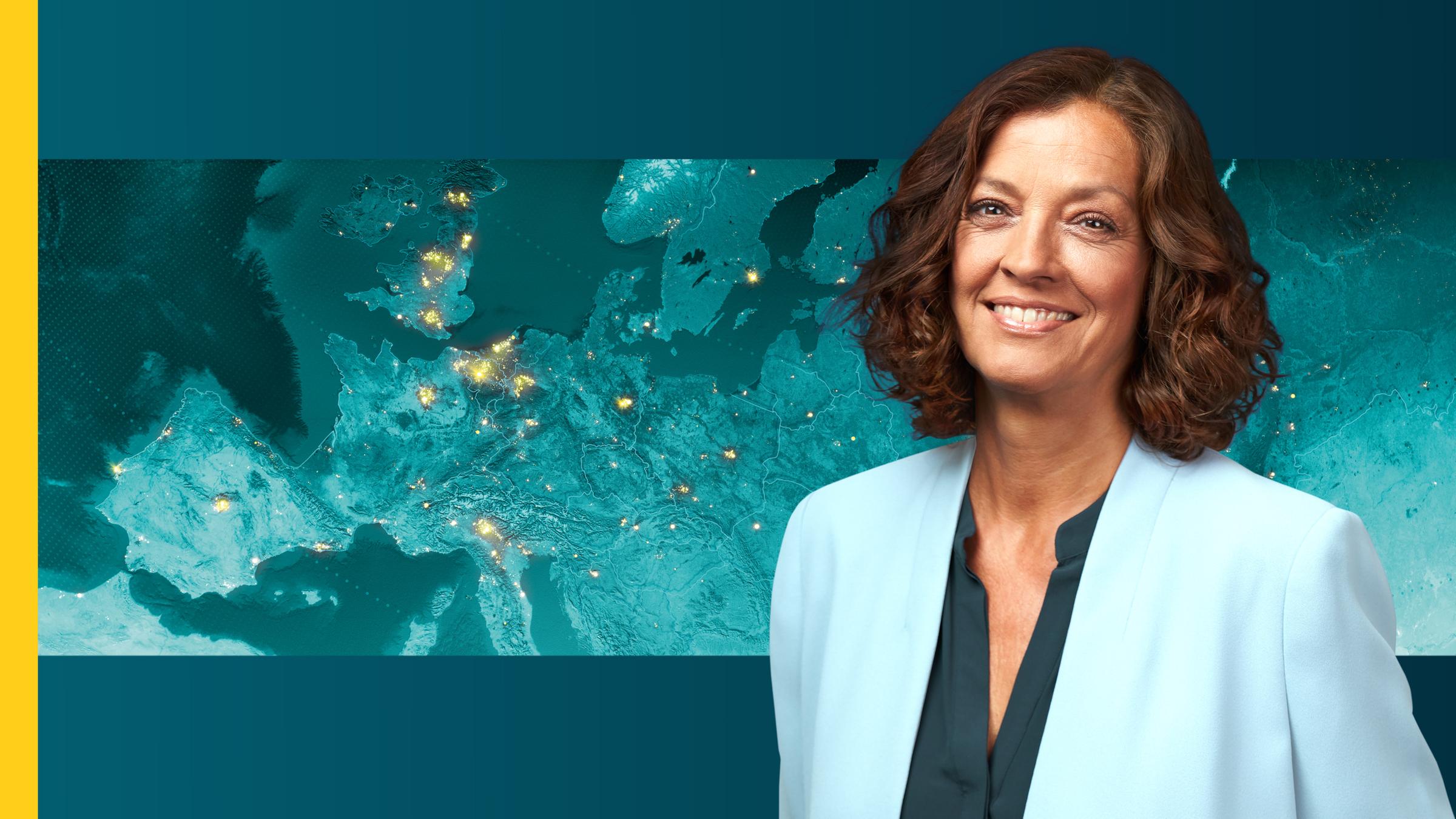 Moderatorin Antje Pieper lächelt in die Kamera, im Hintergrund eine Weltkarte.