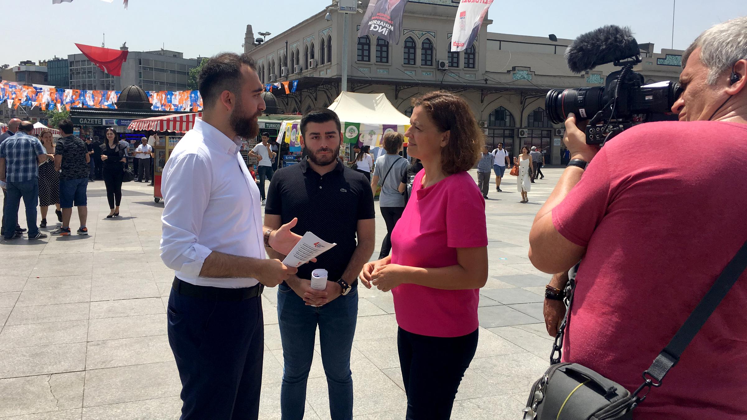 Antje Pieper beim Wahlkampf der Oppositionspartei CHP
