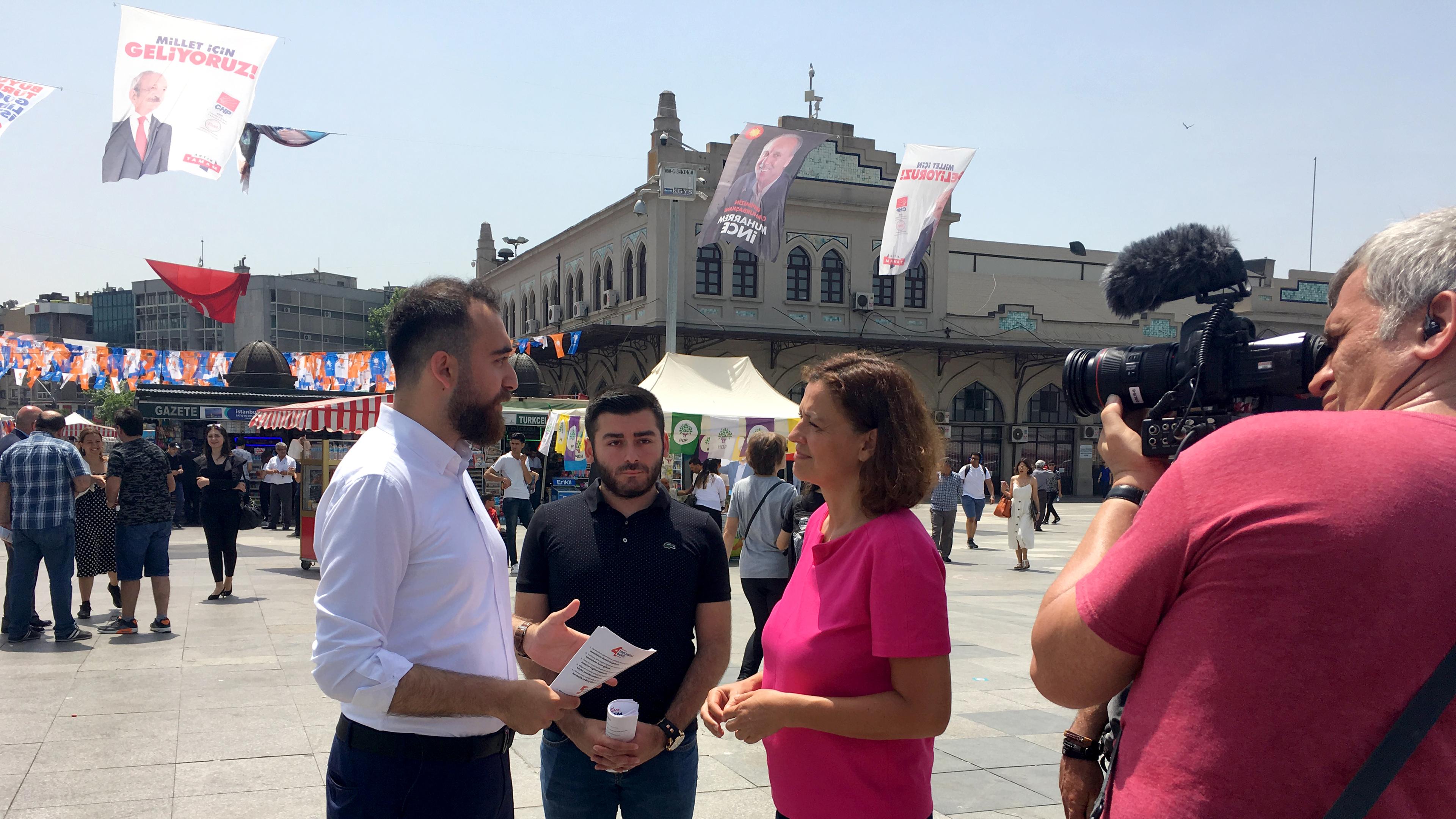 Antje Pieper beim Wahlkampf der Oppositionspartei CHP