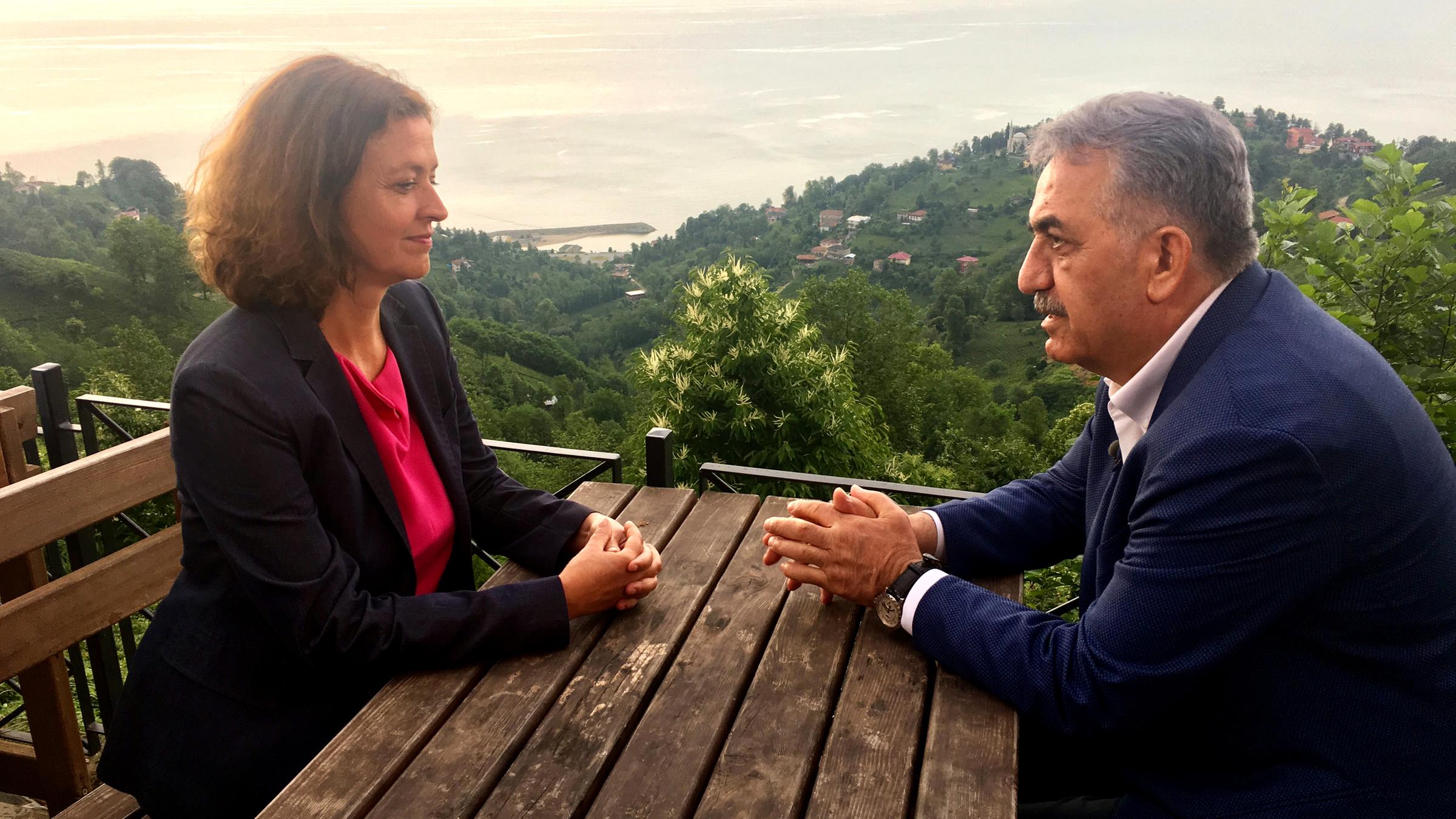 Antje Pieper im exklusiven ZDF-Interview mit dem stellvertretendem Vorsitzenden AKP, Hayati Yazici