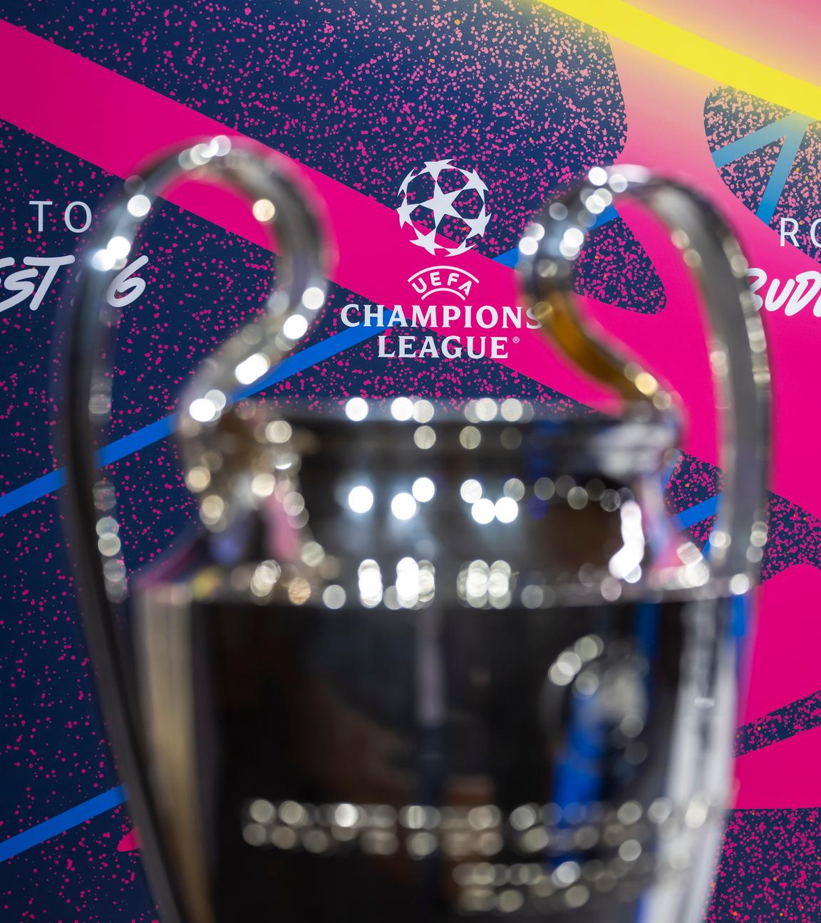 Die Champions-League-Trophäe bei der Auslosung