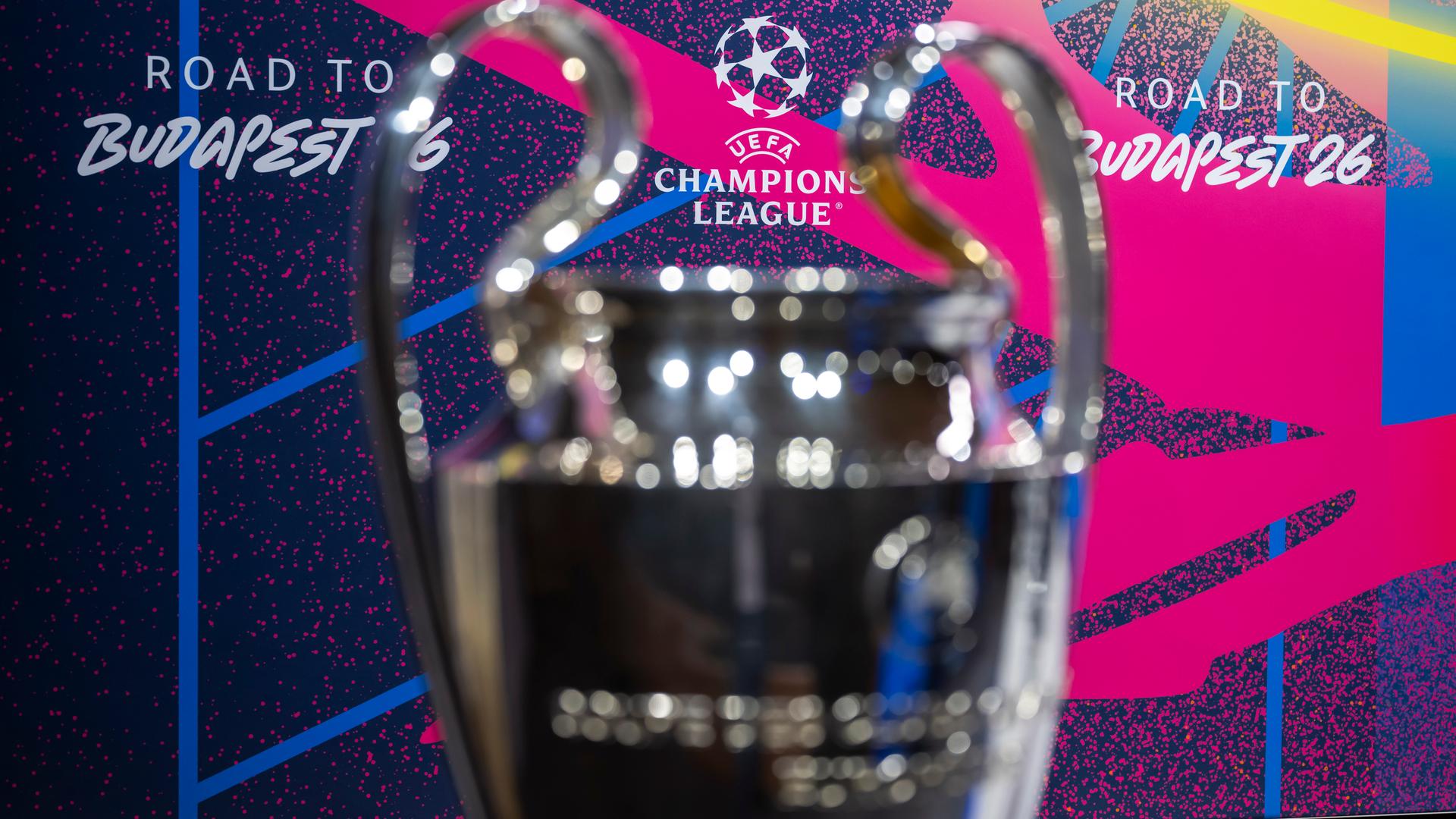 Die Champions-League-Trophäe bei der Auslosung