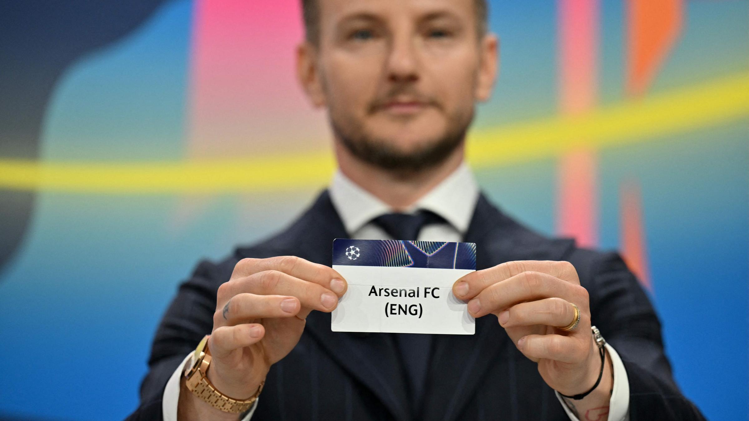 Ivan Rakitic hält das Los mit der Aufschrift "Arsenal FC" in die Kamera.