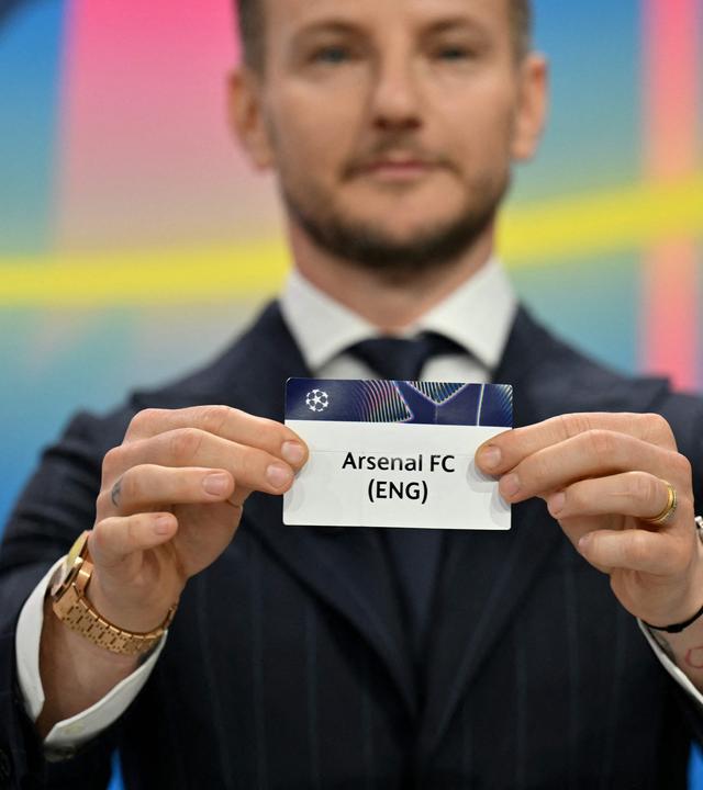 Ivan Rakitic hält das Los mit der Aufschrift "Arsenal FC" in die Kamera.