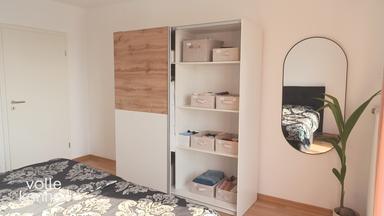 Kleiderschrank mit Kisten