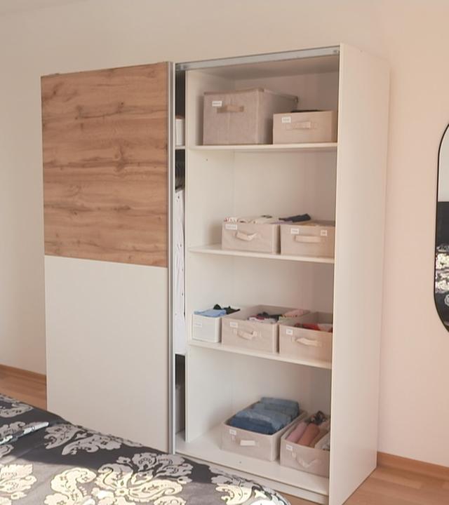 Kleiderschrank mit Kisten
