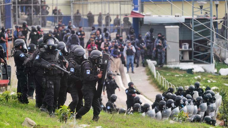 Guatemaltekische Bereitschaftspolizisten bewachen am 18.01.2026 den Eingang zum Männergefängnis in Guatemala-Stadt. 