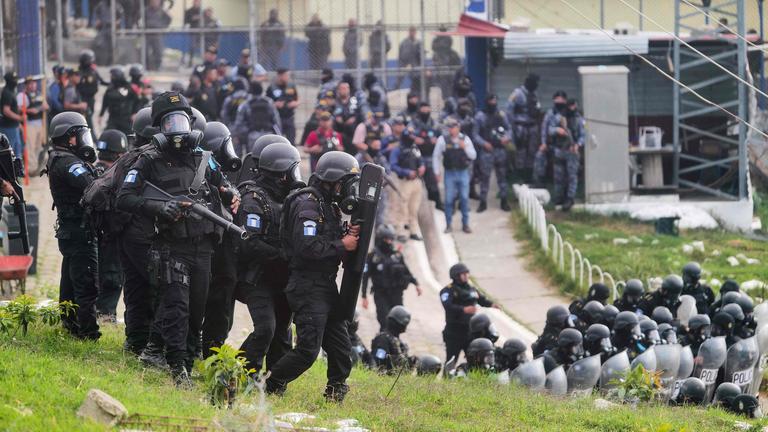 Guatemaltekische Bereitschaftspolizisten bewachen am 18.01.2026 den Eingang zum Männergefängnis in Guatemala-Stadt. 