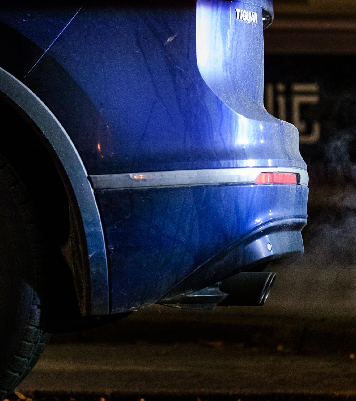 Abgase kommen aus dem Auspuff eines Volkswagen Tiguan (Archivfoto)