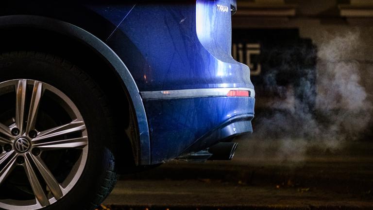 Abgase kommen aus dem Auspuff eines Volkswagen Tiguan (Archivfoto)