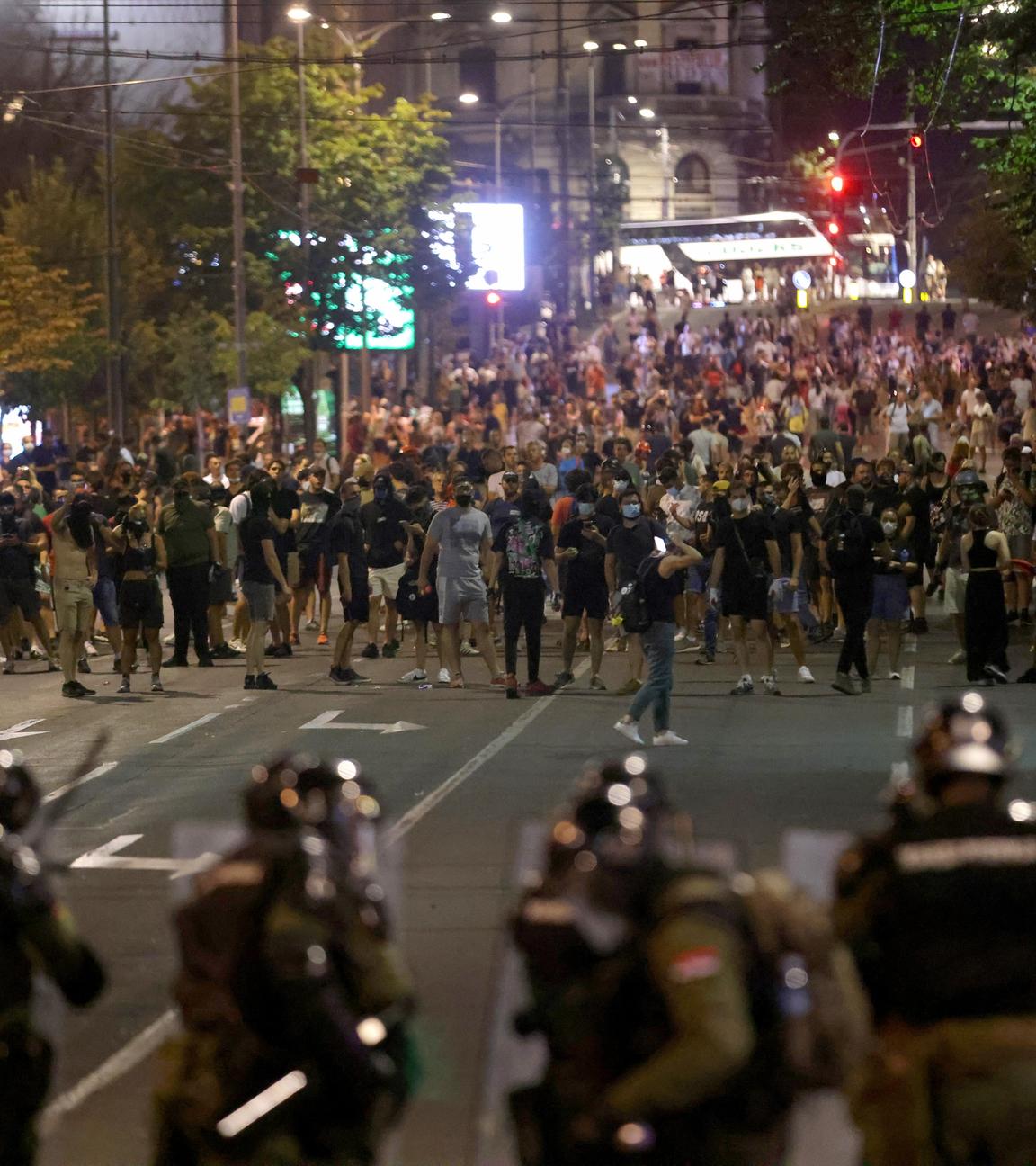 Protestierende stehen der Polizei in Belgrad gegenüber