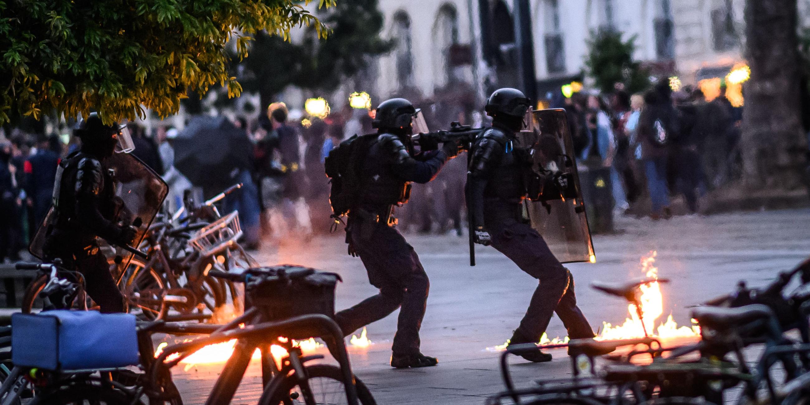 Polizeibeamte im Einsatz während Ausschreitungen in Nantes nach der Bekanntgabe der ersten Ergebnisse der französischen Parlamentswahl.