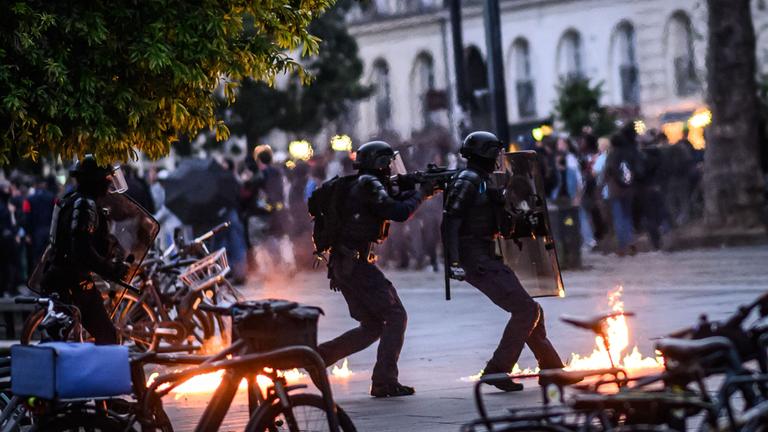 Polizeibeamte im Einsatz während Ausschreitungen in Nantes nach der Bekanntgabe der ersten Ergebnisse der französischen Parlamentswahl.