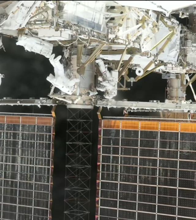 Chris Williams und Jessica Meir, beide Nasa-Astronauten, arbeiten bei einem Außeneinsatz an der Internationalen Raumstation ISS (Standbild aus einem Live-Stream der Nasa) am 18.03.2026.